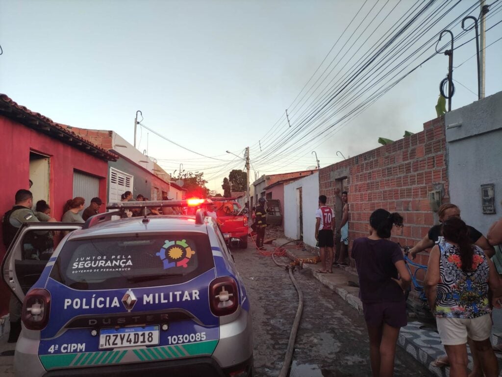 Incêndio Destrói Residência na Vila dos Pescadores em Petrolândia; Filho é Suspeito de Atear Fogo