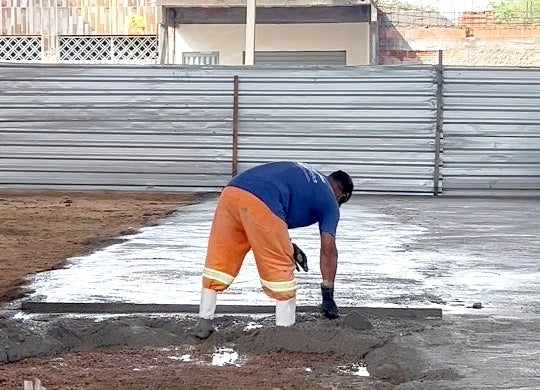 Jatobá: Obra de cobertura do pátio de eventos da feira livre avança com novo piso em execução Jatobá: Obra de cobertura do pátio de eventos da feira livre avança com novo piso em execução