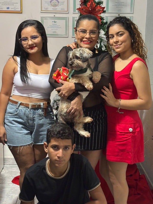 Claudia Leal, Presidente da Associação PROVIDA, e Família Desejam um Ano Novo de Esperança e Realizações