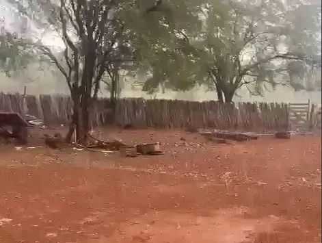 Moradores registram chuva de granizo e alagamentos em cidades do Sertão de Pernambuco