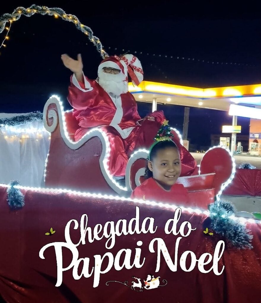 Papai Noel Chega em Grande Estilo e Enche as Ruas de Jatobá com Magia Natalina