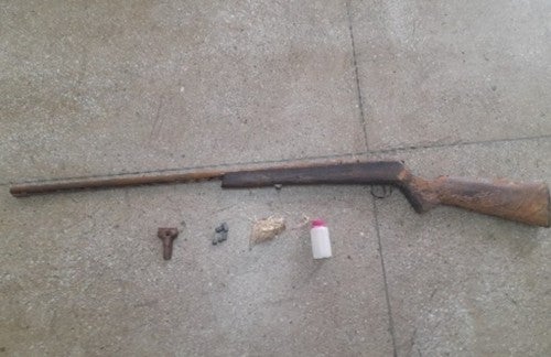 Policiais Militares Prendem Homem por Posse Ilegal de Arma de Fogo em Carnaubeira da Penha-PE Policiais Militares Prendem Homem por Posse Ilegal de Arma de Fogo em Carnaubeira da Penha-PE