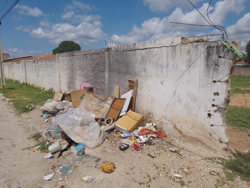 Moradores Denunciam Acúmulo de Lixo na Quadra 08 em Petrolândia-PE