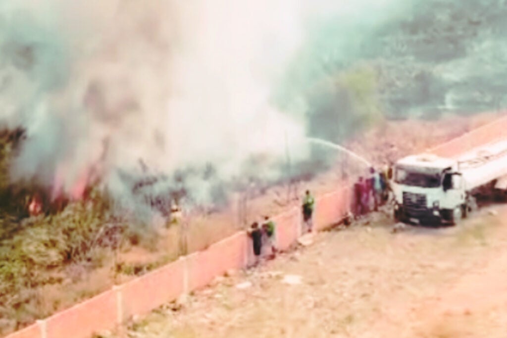 Incêndio de Grandes Proporções Atinge Vegetação na Entrada de Petrolândia e Mobiliza Bombeiros