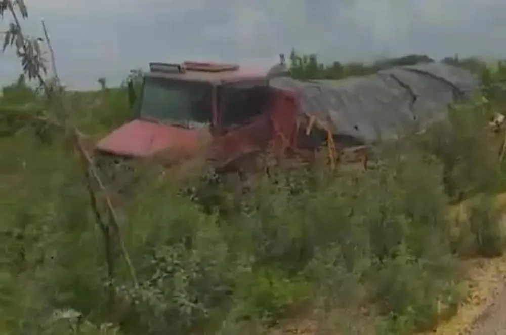 Caminhão colide em carreta e capota na PE-390 em Floresta, PE