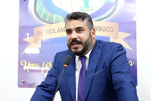 Vereador Fabrício Cavalcante Reafirma Compromisso e Gratidão em Discurso de Posse para 2º Mandato em Petrolândia