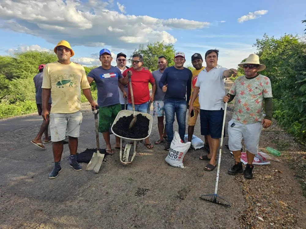 Moradores fazem vaquinha para tapar buracos na PE-425 entre Mirandiba e BR-232 Moradores fazem vaquinha para tapar buracos na PE-425 entre Mirandiba e BR-232