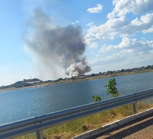 Bombeiros monitoram incêndio em vegetação às margens do Rio São Francisco, em Petrolândia-PE