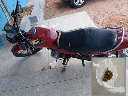 Homem foge da PM e abandona moto com droga em Petrolândia-PE Homem foge da PM e abandona moto com droga em Petrolândia-PE