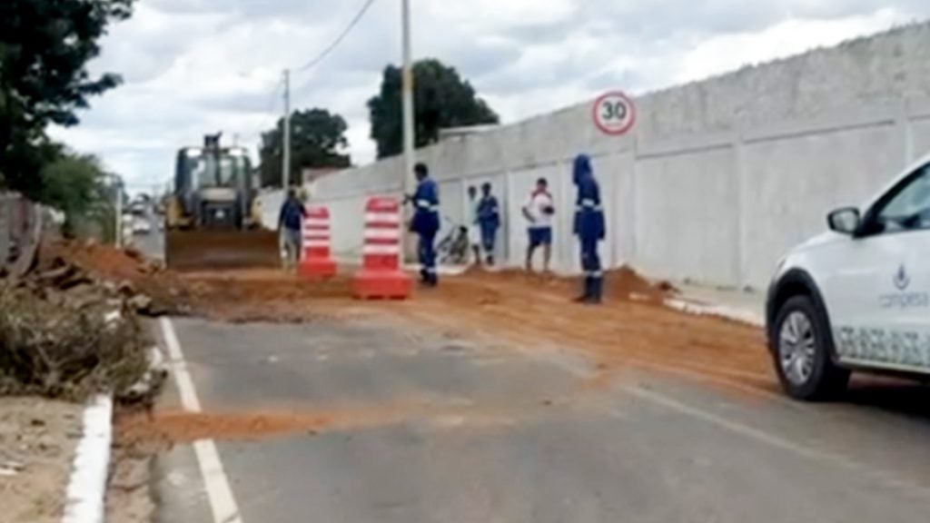 Vazamento é Consertado pela COMPESA em Petrolândia. Em breve água nas torneiras! Vazamento é Consertado pela COMPESA em Petrolândia. Em breve água nas torneiras!