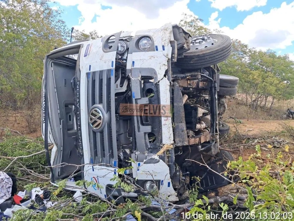 Motorista capota caminhão baú na curva do Airi em Floresta, PE Motorista capota caminhão baú na curva do Airi em Floresta, PE
