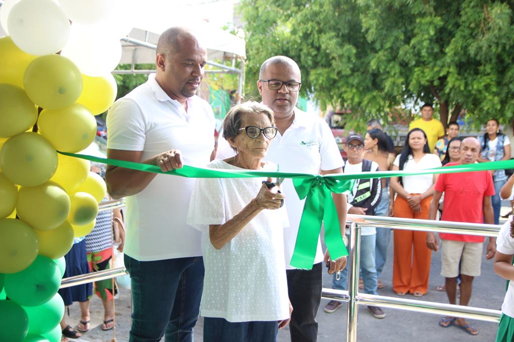 Farmácia São Luiz é inaugurada no centro de Petrolândia com bênção e presença da população Farmácia São Luiz é inaugurada no centro de Petrolândia com bênção e presença da população
