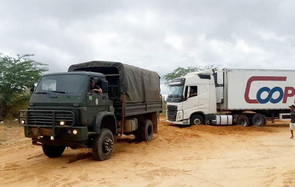 Caminhão do Exército desatola veículo baú que bloqueava BR-110 ‘Reta do Mirim’ na zona rural de Tacaratu-PE Caminhão do Exército desatola veículo baú que bloqueava BR-110 ‘Reta do Mirim’ na zona rural de Tacaratu-PE