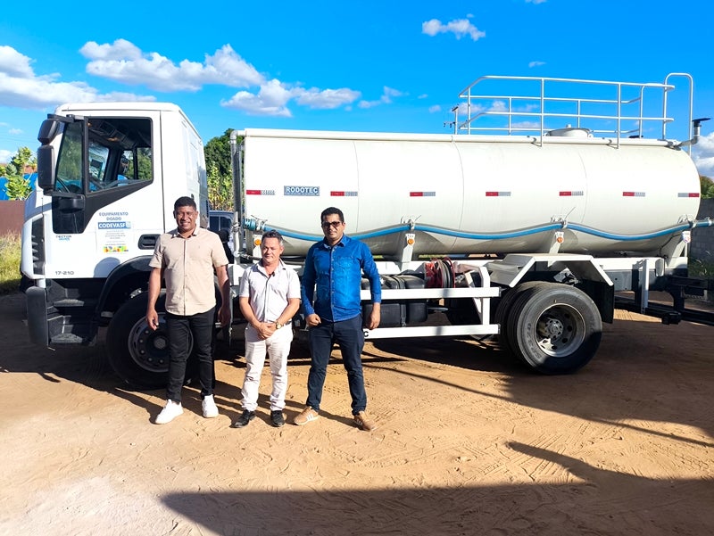 Lideranças indígenas de Petrolândia, Jatobá e Tacaratu recebem caminhão-pipa e trator com apoio de Túlio Gadêlha e destacam união histórica em prol dos povos Pankararu