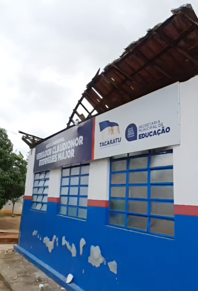 Teto de Escola Municipal desaba em Tacaratu-PE, e deixa alunos e funcionários em pânico
