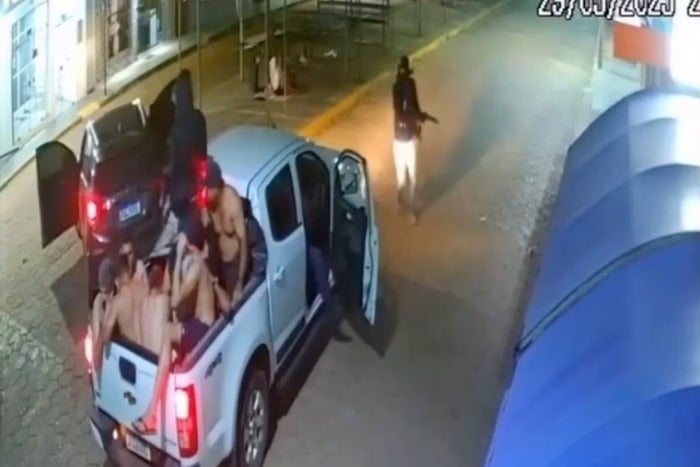 Nordeste: Quadrilha armada com fuzis invade banco, faz reféns e explode caixas