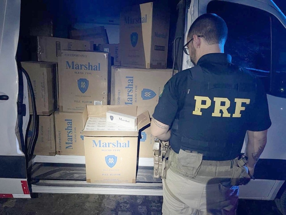 Van carregada com 66 mil maços de cigarro chinês é apreendida em Sertânia