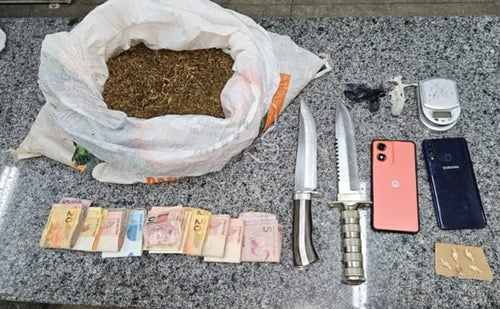 Polícia Militar prende traficante com tornozeleira eletrônica e recupera celular roubado em Tacaratu-PE