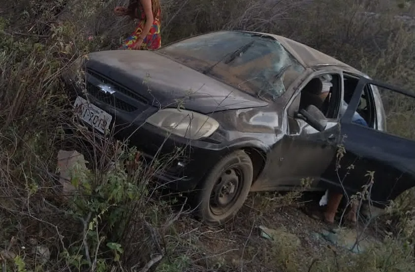 Cinco moradores de Petrolândia sofrem acidente após carro capotar duas vezes na PE-390, em Floresta