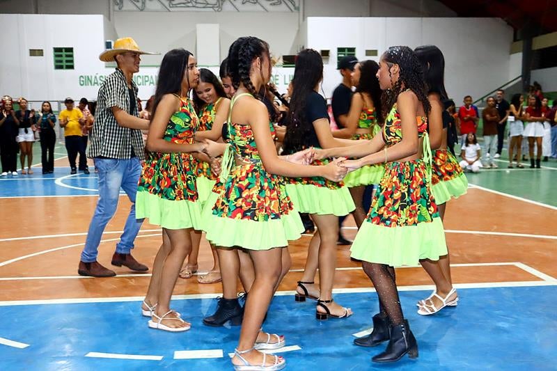 Petrolândia: São João das Escolas no Ginásio de Esportes anima com quadrilhas, comidas típicas e show de Jandson Gabriel