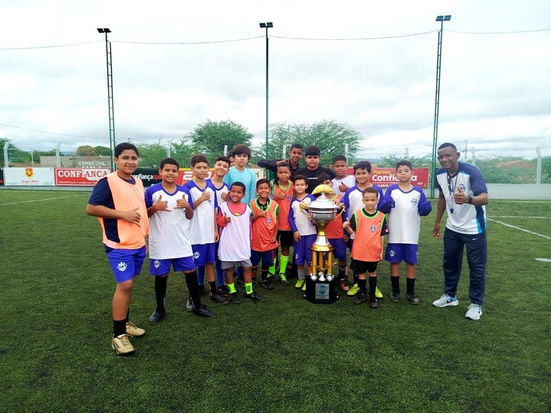 Alunos da Escolinha Base 10 Conhecem Troféu Histórico da Seleção de Petrolândia Alunos da Escolinha Base 10 Conhecem Troféu Histórico da Seleção de Petrolândia