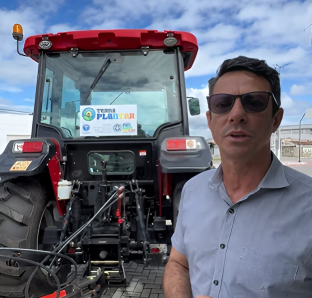 Prefeito de Jatobá celebra chegada de trator de pneu para fortalecer a agricultura local Prefeito de Jatobá celebra chegada de trator de pneu para fortalecer a agricultura local