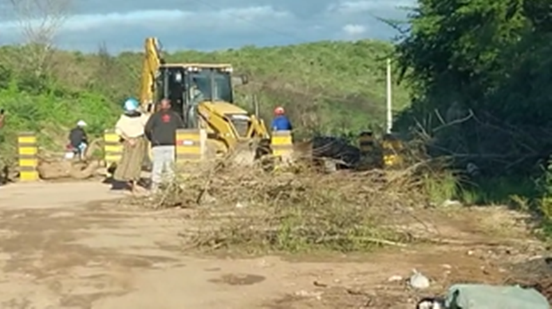 Após meses de protesto, barricadas são removidas da PE-375 na Ladeira do Espinheiro em Tacaratu (PE) Após meses de protesto, barricadas são removidas da PE-375 na Ladeira do Espinheiro em Tacaratu (PE)