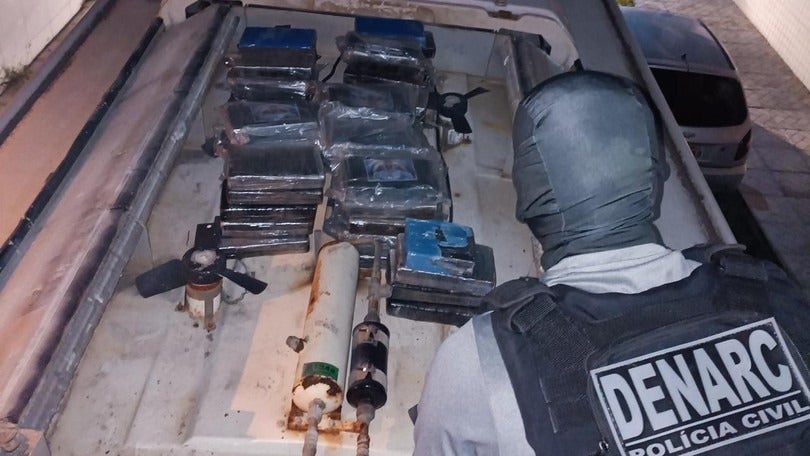 Polícia Civil apreende 128kg de cocaína escondida dentro de ônibus em Floresta, PE