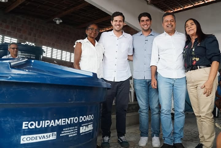 Pedro Campos e Bruno Marques entregam equipamentos a pequenos produtores rurais de Águas Belas