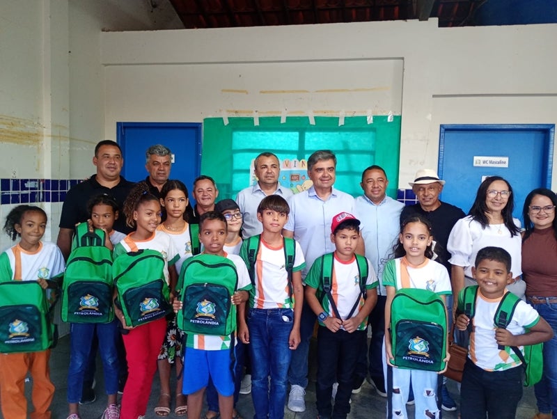 Fabiano entrega aproximadamente 7 mil kits escolares, tênis, mochila e fardas em Petrolândia Fabiano entrega aproximadamente 7 mil kits escolares, tênis, mochila e fardas em Petrolândia