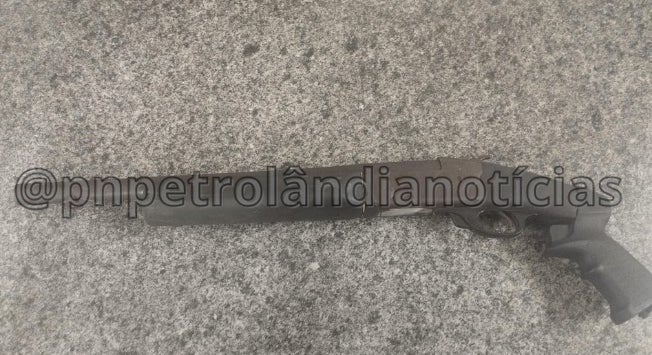 Homem é atingido por disparo acidental e polícia apreende arma de fogo em Tacaratu-PE Homem é atingido por disparo acidental e polícia apreende arma de fogo em Tacaratu-PE