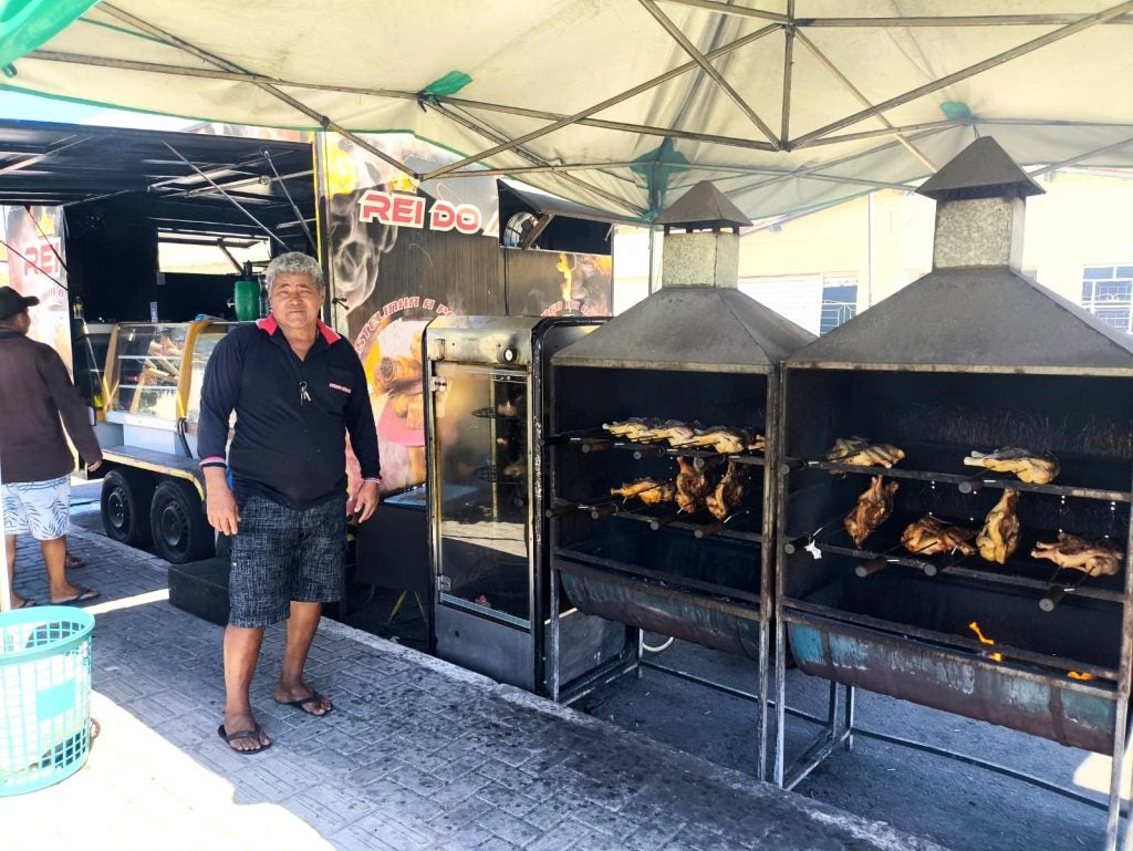 Trailer Rei do Assado oferece frango na brasa e carne assada no centro de Petrolândia