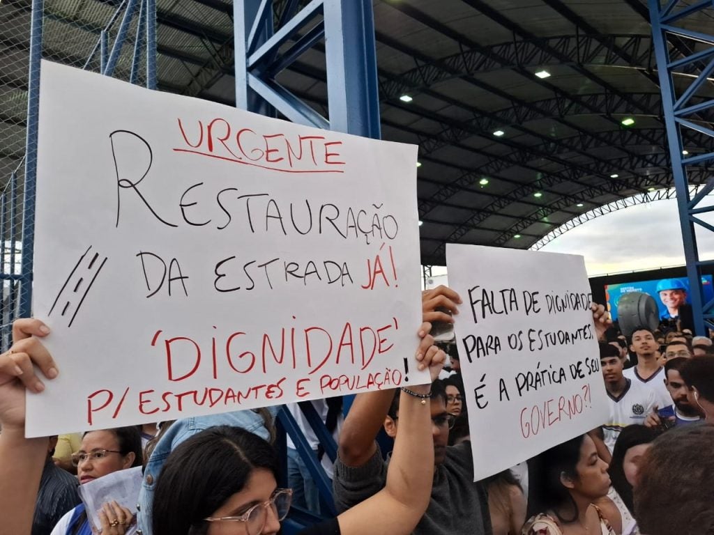 Raquel Lyra é recebida sob protestos em Arcoverde durante audiência do programa “Ouvir para Mudar”
