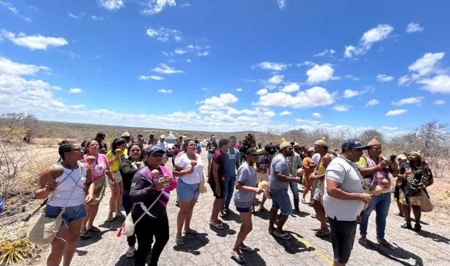 Povo indígena bloqueia PE-422 contra ação de mineradora em Itacuruba, PE