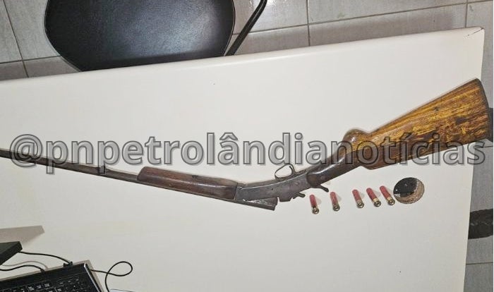 Policiais militares apreendem arma de fogo industrial com indivíduo em Jatobá