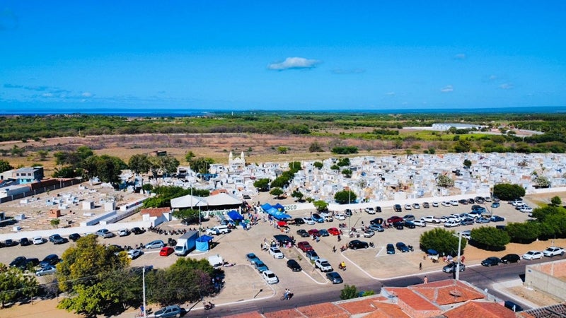 Dia de Finados reúne centenas de pessoas no Cemitério Municipal de Petrolândia e movimenta comércio local
