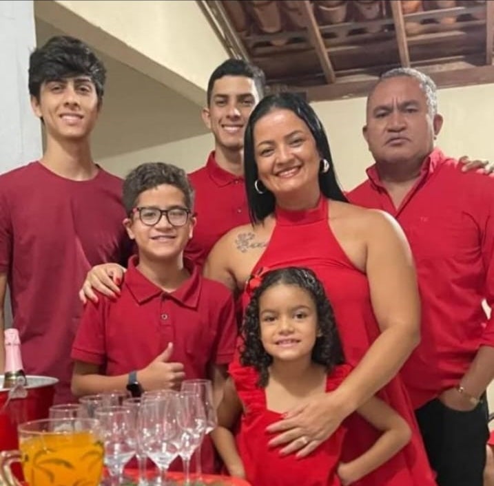 Policial Marcos Antônio Homenageia Sua Esposa Após Receber Título de Honra ao Mérito na Câmara de Petrolândia