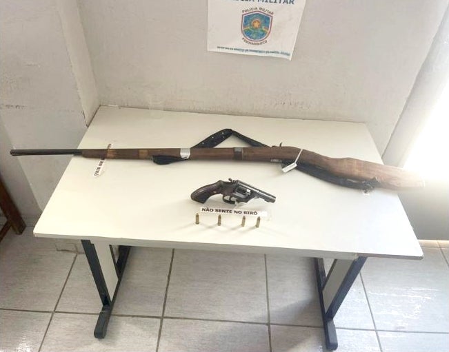 Polícia Militar conduz homem à Delegacia por porte ilegal de arma de fogo em Inajá (PE) Polícia Militar conduz homem à Delegacia por porte ilegal de arma de fogo em Inajá (PE)