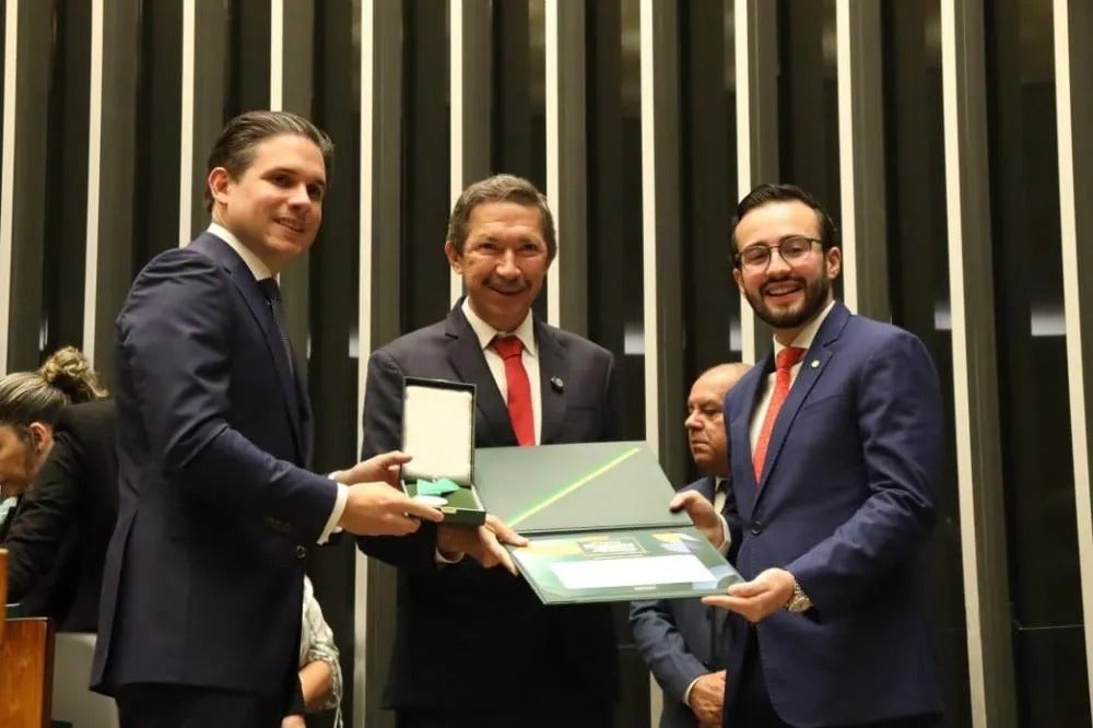 Prefeito Elizinho recebe Medalha Nacional dos Prefeitos pela Alfabetização por Carnaubeira da Penha