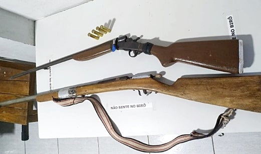 Polícia Militar Apreende Armas de Fogo Após Tentativa de Assalto na Zona Rural de Inajá-PE Polícia Militar Apreende Armas de Fogo Após Tentativa de Assalto na Zona Rural de Inajá-PE