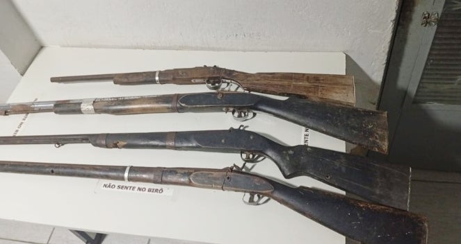 Polícia Militar apreende quatro armas de fogo na zona rural de Inajá Polícia Militar apreende quatro armas de fogo na zona rural de Inajá