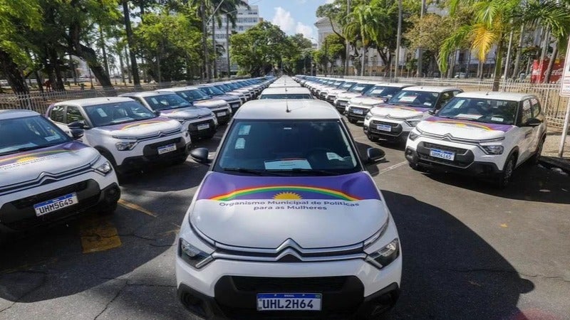 Governo de Pernambuco troca o azul por roxo em veículos oficiais Governo de Pernambuco troca o azul por roxo em veículos oficiais