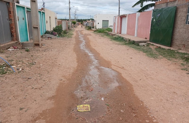 Moradores do Bairro Nova Esperança cobram solução da Compesa após vazamento de água em Petrolândia