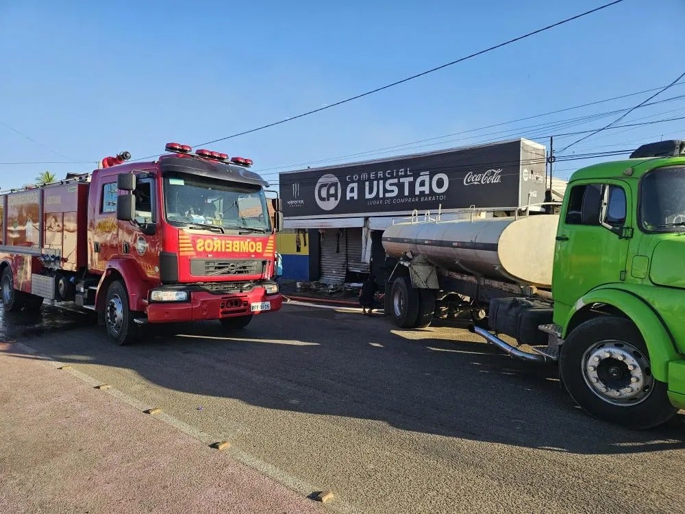 Incêndio destrói mercado no centro de Floresta, PE