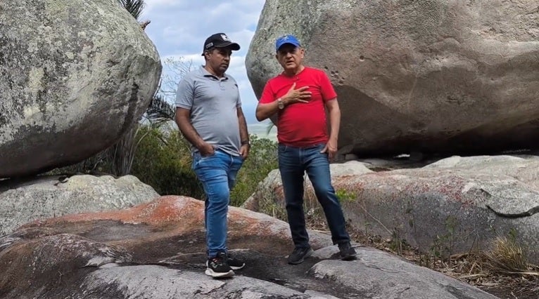 Direto da Serra do Arapuá: Dr. João Lopes concede entrevista ao Blog PN na Pedra do Cumbré, em Carnaubeira da Penha