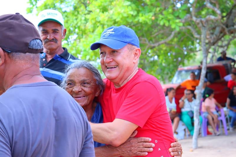 Dr. João Lopes revisita suas origens e é calorosamente recebido em Carnaubeira da Penha Dr. João Lopes revisita suas origens e é calorosamente recebido em Carnaubeira da Penha