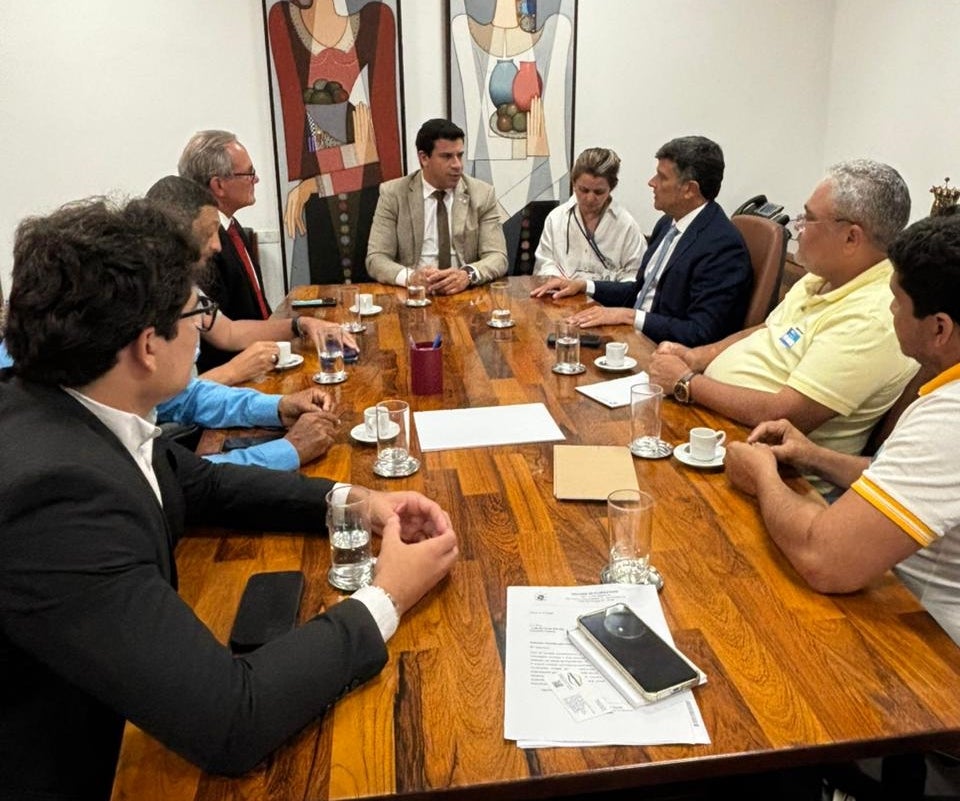 Comitiva da Diocese de Floresta liderada por o Padre Luciano Aguiar articula apoio político em Brasília para avanço do Sistema Itaparica