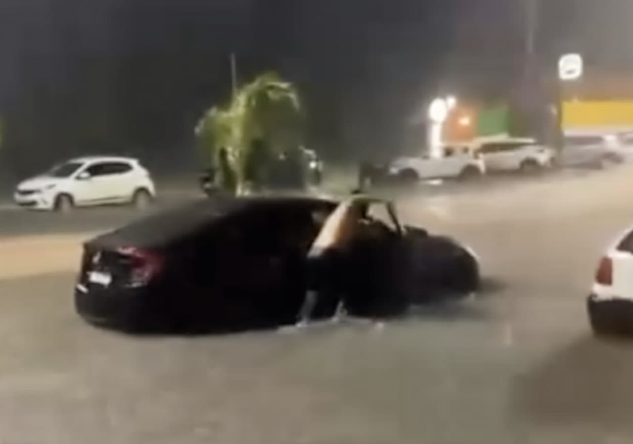 Chuva provoca alagamento na orla fluvial de Petrolândia e impede tráfego de veículos