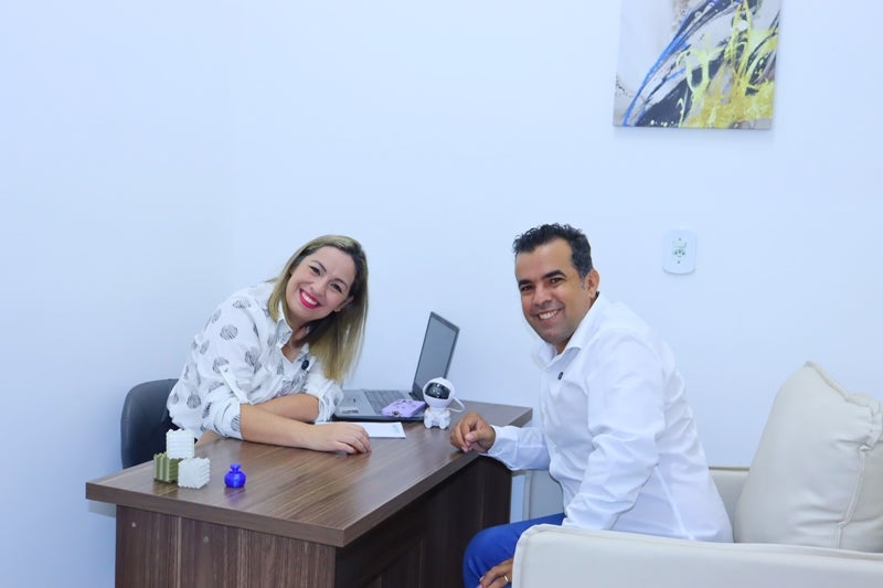 Repórter Alex Santos entrevista Francine Canonicci na Attento, referência em desenvolvimento humano e neurodiversidade em Petrolândia