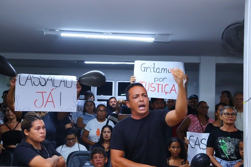Manifestação em Petrolândia pede justiça por Samyr Oliveira e encerra sessão na Câmara Municipal